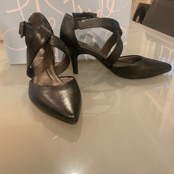 Black crossover heels (size 6 women’s) - Picture 3 of 3